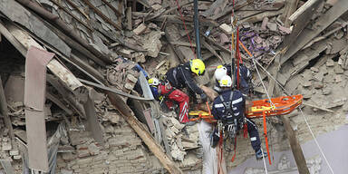 Hauseinsturz: 48-Jährige lebend geborgen