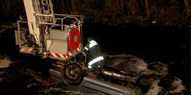 Alko-Lenker raste in Fluss: Verletzt