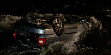 Alko-Lenker raste in Fluss: Verletzt