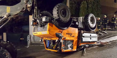 Streufahrzeug landete auf dem Dach