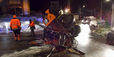 Streufahrzeug landete auf dem Dach