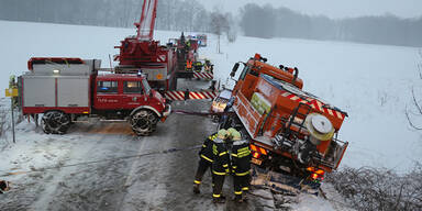 Räumfahrzeug rutschte von der Straße