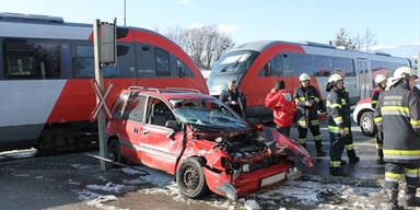 Zug krachte in Auto: 81-Jähriger verletzt