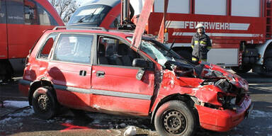 Zug krachte in Auto: 81-Jähriger verletzt