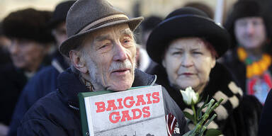 1.500 SS-Veteranen marschieren durch Riga