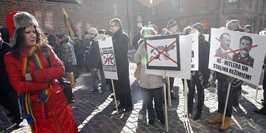 1.500 SS-Veteranen marschieren durch Riga