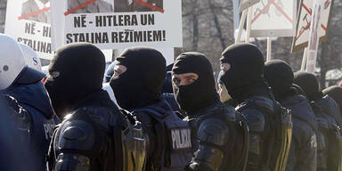 1.500 SS-Veteranen marschieren durch Riga