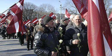 1.500 SS-Veteranen marschieren durch Riga