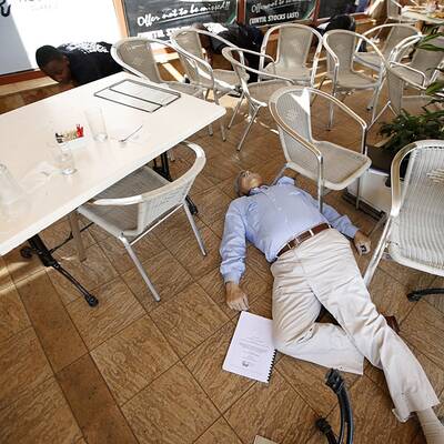 Mindestens 15 Menschen im Kugelhagel getötet