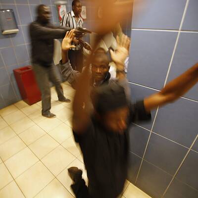 Mindestens 15 Menschen im Kugelhagel getötet