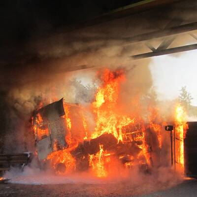 Brandhitze beschädigte sogar Fahrbahn