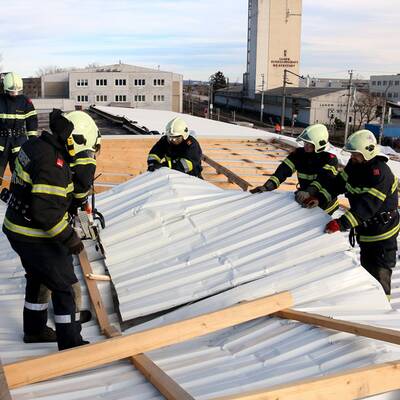 Orkan Felix riss Blechdach in Neunkirchen weg
