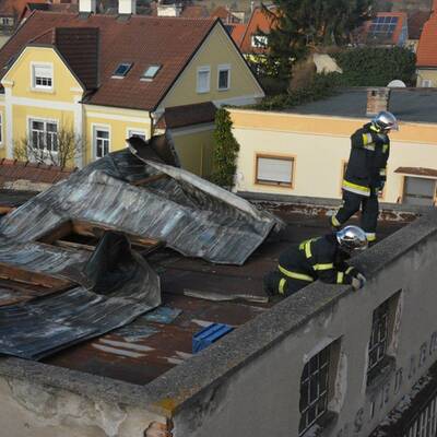 Orkan Felix riss Blechdach in Neunkirchen weg