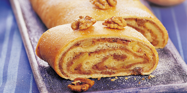 Apfel-Germstrudel mit N&uuml;ssen