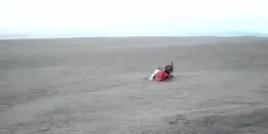 See aus Asche durch Vulkanausbruch