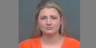 Lehrerin hat Sex mit drei Schülern - und bekommt Hammer-Strafe