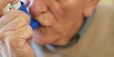 Asthma Spray alter Mann