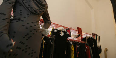 Verk&auml;uferin stahl Mode um 40.000 Euro