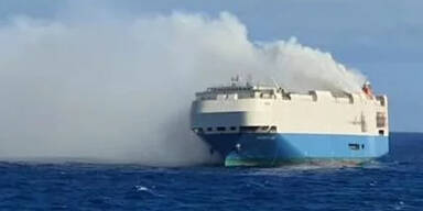 Frachter mit deutschen Autos brennt im Atlantik