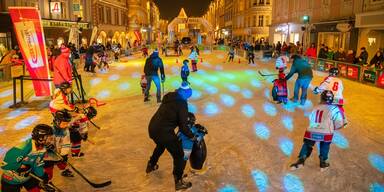 Eisiges Eislaufen: Welser EIS-8erBahn in 10. Saison gestartet