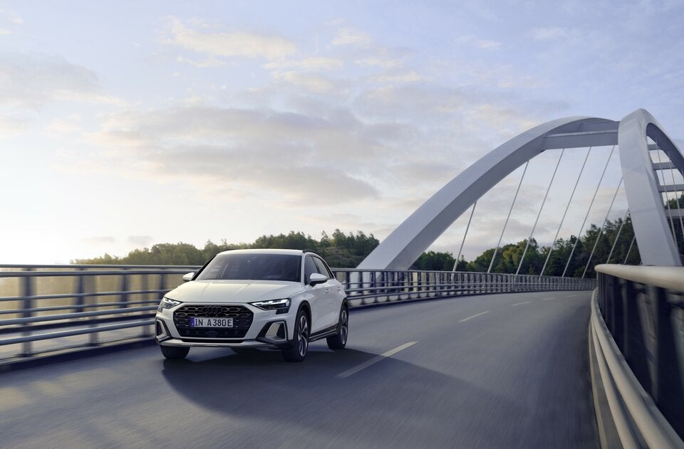 LxBxH: 4.353 x 1.816 x 1.472 mm. 2.629 mm Radstand. 