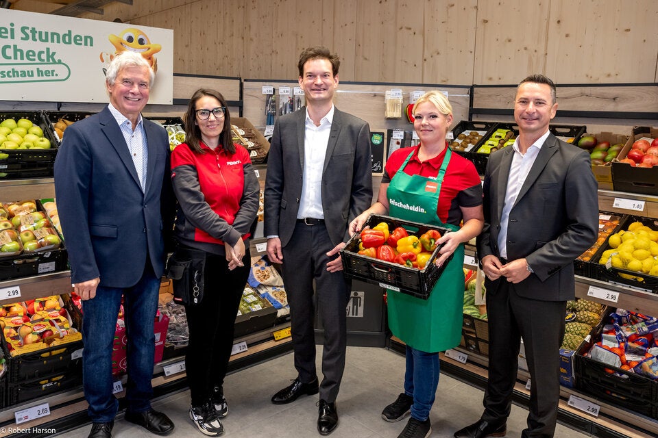 Bürgermeister Heinrich Hareter, Filialleiterin Alexandra Csoban-Varju, PENNY Geschäftsführer Johannes Greller, PENNY Frischeheldin und Regierungskoordinator Robert Hergovich
