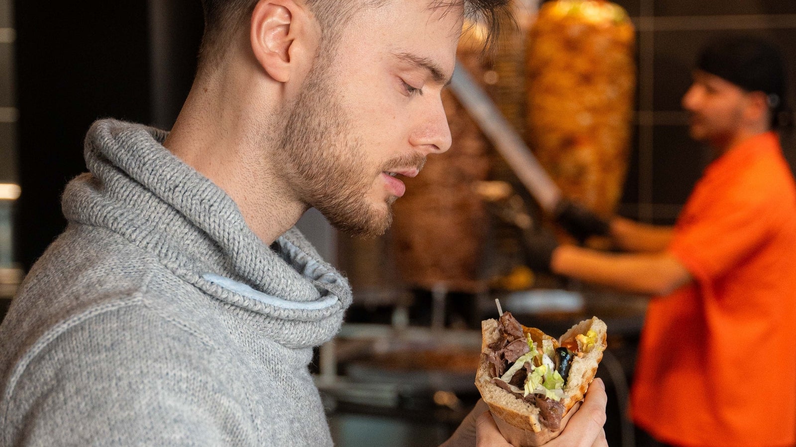 Dönermeister verteilt kostenlose Döner in neuer Filiale - oe24.at