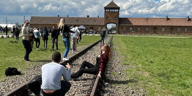Skandal: Touristen posieren vor KZ Auschwitz f&uuml;r Fotos