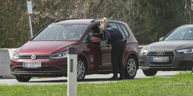 Ausreisetets in Braunau: Bevölkerung hielt sich daran