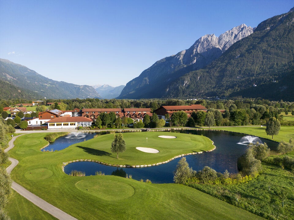 Dolomiten Golfresort/Lavant. Hier wohnt man direkt am 36-Loch-Golfplatz.