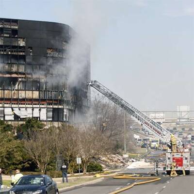 Ein Kleinflugzeug stürzte in die US-Steuerbehörde in Austin.