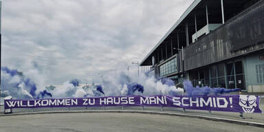 Die Austria heißt Neo-Coach Manfred Schmid mit einem Banner willkommen