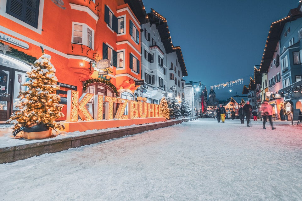 Winterflair. Verschneite Gassen, alpine Architektur und lebendiges Flair machen Kitzbühel im Winter einzigartig.
