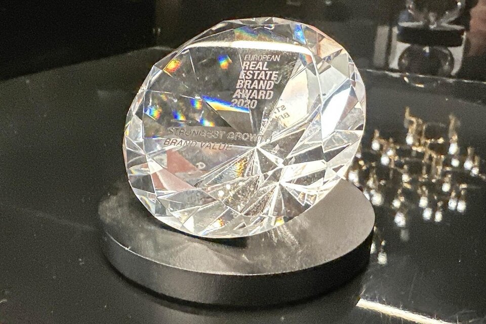 So können Sie Benkos Möbel ersteigern