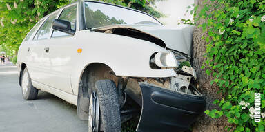 Wei&szlig;es Auto crasht in einen Baum