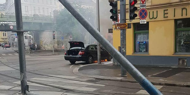 Wien: Mercedes geriet am Gürtel in Brand