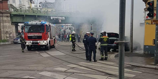 Wien: Mercedes geriet am Gürtel in Brand