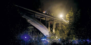 Vollbesetztes Auto stürzt von Brücke