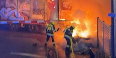Güterzug erfasst Auto auf Bahnübergang