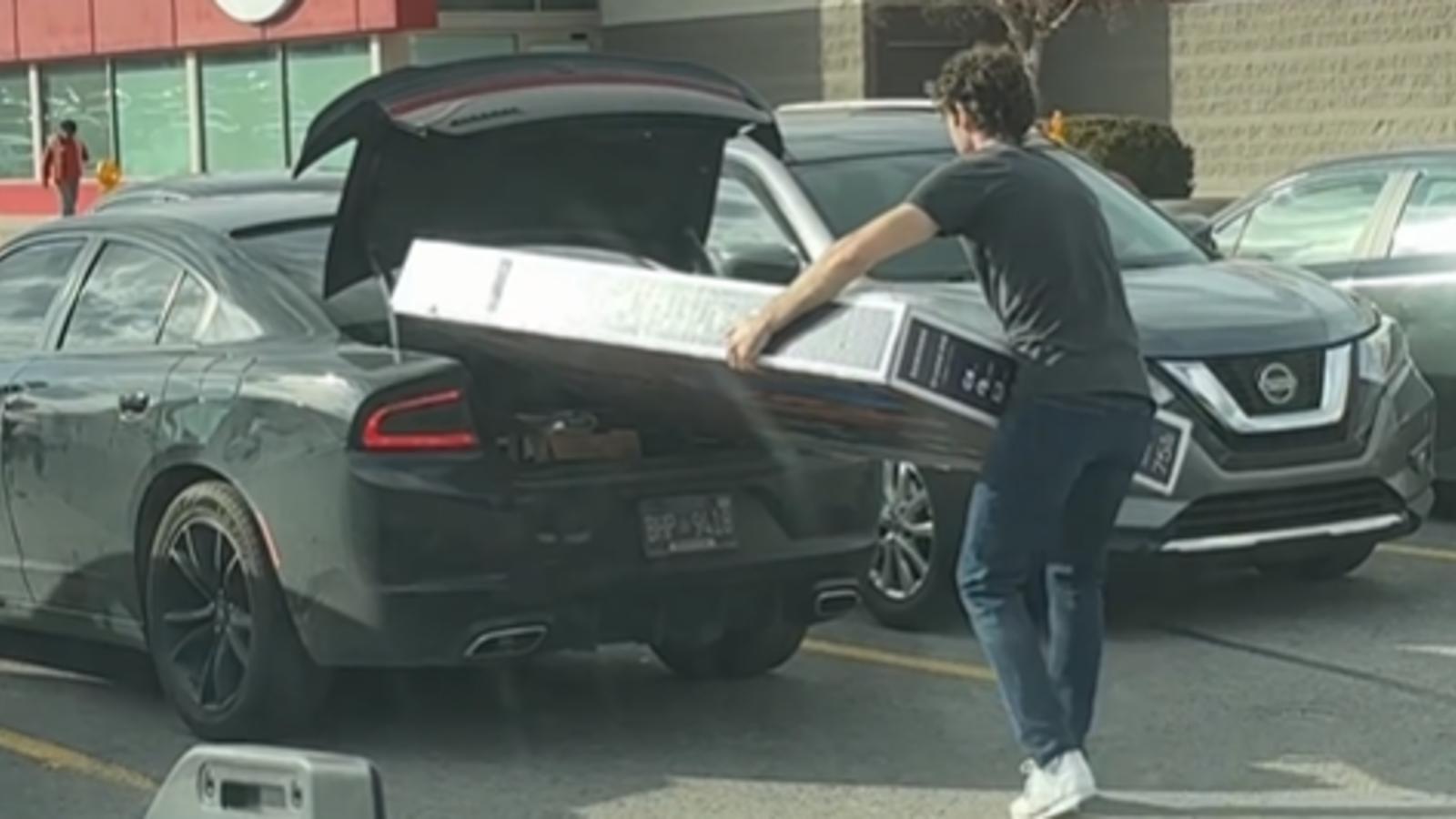 Fernseher passt nicht ins Auto Dann macht er DIESEN Trick oe24.at