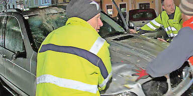 Auto raste in Christkindlmarkt