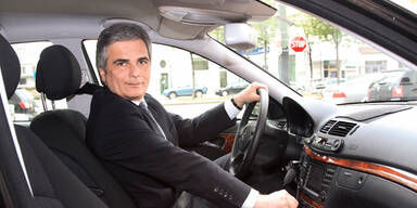 Bundesminister Faymann uebernimmt sein neues Erdgas Auto