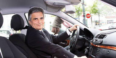 Kanzler mit Blaulicht zu den Festspielen