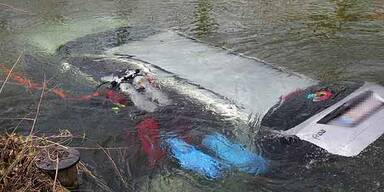 Mit Auto in Bach: Vater rettet Kinder