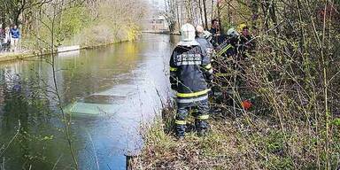 Mit Auto in Bach: Vater rettet Kinder
