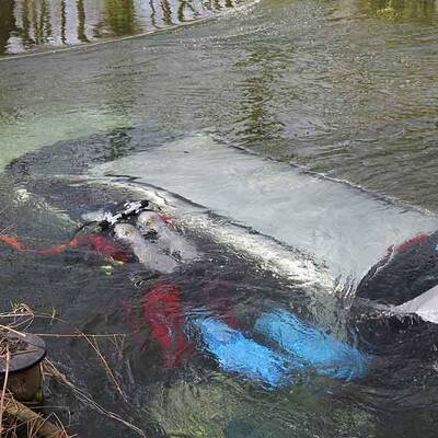 Mit Auto in Bach: Vater rettet seine Kinder
