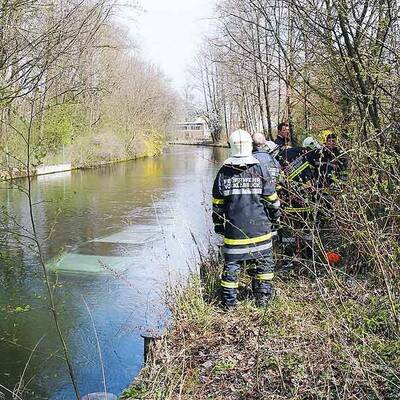 Mit Auto in Bach: Vater rettet seine Kinder