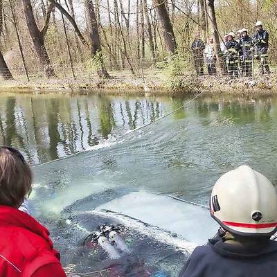 Mit Auto in Bach: Vater rettet seine Kinder