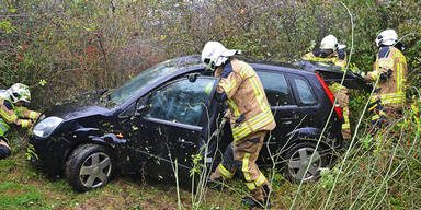 Auto blieb nach Unfall auf Dach liegen