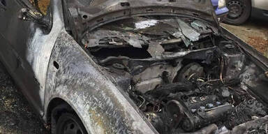 Feuer-Inferno: Auto brennt in Wien komplett aus
